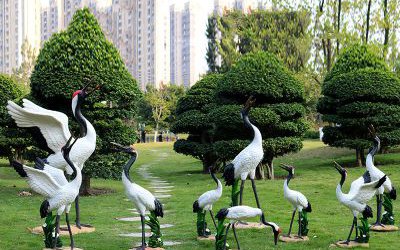 公園草坪一群休息覓食的玻璃鋼仿真動(dòng)物仙鶴雕塑