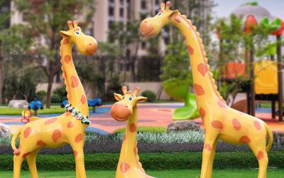 游樂場(chǎng)玻璃鋼三只卡通長(zhǎng)頸鹿雕塑