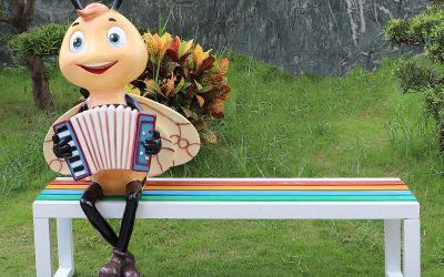 戶外草坪玻璃鋼仿真動(dòng)物蜜蜂雕塑