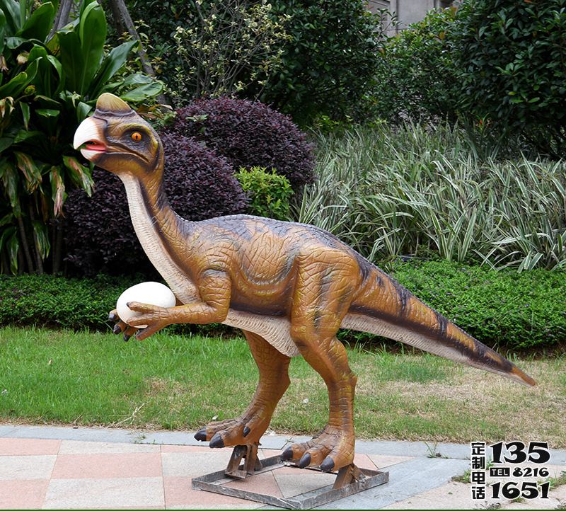 戶(hù)外玻璃鋼仿真動(dòng)物拿蛋的恐龍雕塑