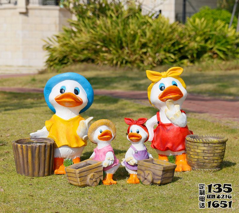 戶(hù)外草坪玻璃鋼卡通彩繪鴨子雕塑