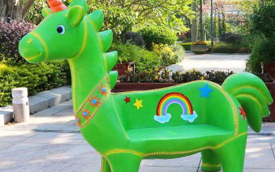 游樂園戶外擺放玻璃鋼卡通獨(dú)角獸座椅雕塑