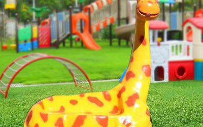 小區(qū)游樂(lè)場(chǎng)擺放玻璃鋼長(zhǎng)頸鹿卡通座椅雕塑