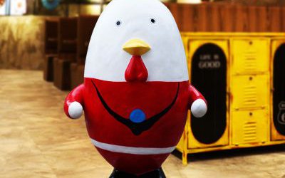 商場(chǎng)景區(qū)玻璃鋼卡通創(chuàng)意彩繪雞雕塑