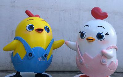 公園商場(chǎng)擺放的創(chuàng)意玻璃鋼卡通雞雕塑