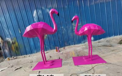 景區(qū)玻璃鋼彩繪幾何火烈鳥(niǎo)雕塑