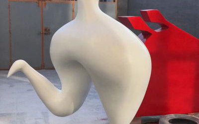 景區(qū)擺放的玻璃鋼抽象藝術跳舞人物雕塑