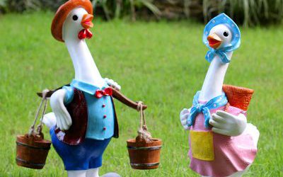 草坪擺放的兩只玻璃鋼彩繪卡通鴨子雕塑