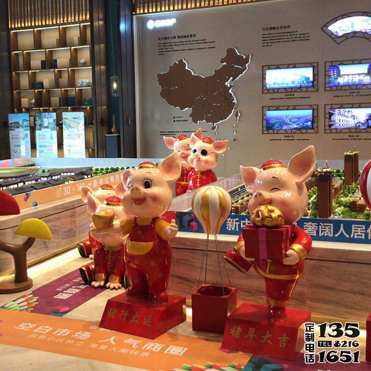 商場(chǎng)擺放的玻璃鋼卡通彩繪小豬雕塑