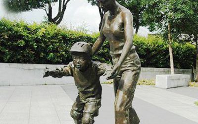 公園廣場(chǎng)滑旱冰的玻璃鋼仿銅人物雕塑