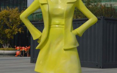 城市街道創(chuàng)意玻璃鋼黃色站立的女人雕塑