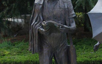 園林景區(qū)玻璃鋼仿銅邊走邊讀書(shū)雕塑