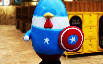 商場(chǎng)里擺放的手拿盾牌的玻璃鋼彩繪卡通雞雕塑