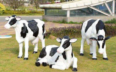 城市花園三只玻璃鋼奶牛雕塑