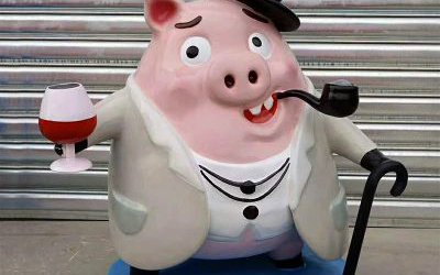 商場公園玻璃鋼卡通彩繪搞怪的豬雕塑