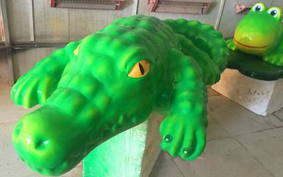 游樂場(chǎng)擺放的玻璃鋼卡通鱷魚雕塑