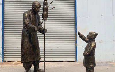 城市廣場擺放玻璃鋼仿銅民俗人物情景賣糖葫蘆雕塑