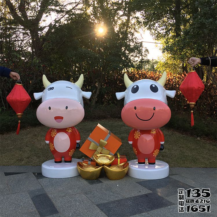 戶(hù)外公園兩只玻璃鋼可愛(ài)卡通的牛雕塑