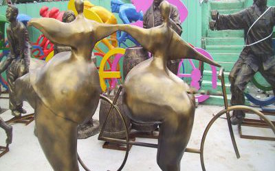 景區(qū)戶外廣場玻璃房仿銅抽象人物景觀雕塑