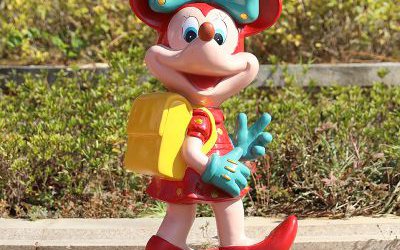 幼兒園一只背包的玻璃鋼彩繪米老鼠雕塑