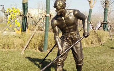 戶外景觀鋤草的農(nóng)民玻璃鋼仿銅擺件春耕人物雕塑