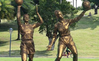 公園操場(chǎng)打籃球的玻璃鋼仿銅人物雕塑