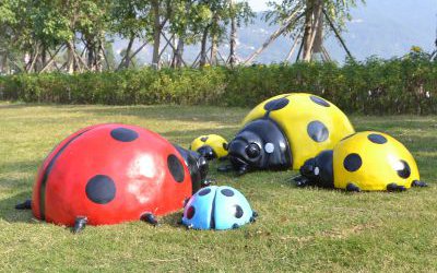 園林里擺放的玻璃鋼卡通仿真動(dòng)物七星瓢蟲雕塑