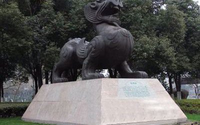 景區(qū)擺放的黑色的大型玻璃鋼獬豸雕塑