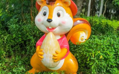 草坪一只呆萌吃松子的玻璃鋼卡通松鼠雕塑