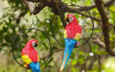 森林公園樹上吊環(huán)上的玻璃鋼彩繪仿真動物鸚鵡雕塑