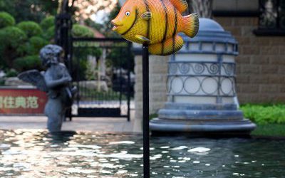 池塘玻璃鋼卡通魚雕塑擺件