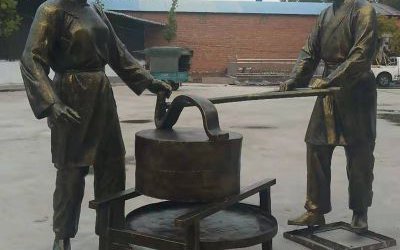 戶外景區(qū)玻璃鋼仿銅民俗磨豆子的人物雕塑